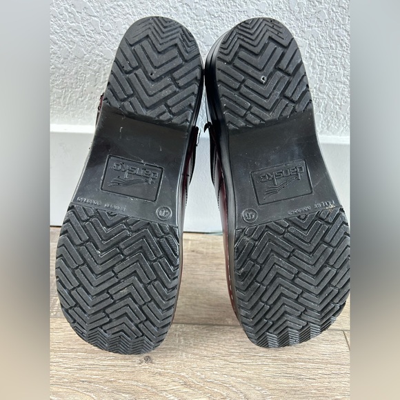 Dansko Professional - Cordovan Cabrio Clog - EUC  - Size 40 or 9.5 to 10 - Picture 9 of 11